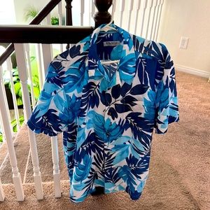 Men’s Hawaiian shirt.